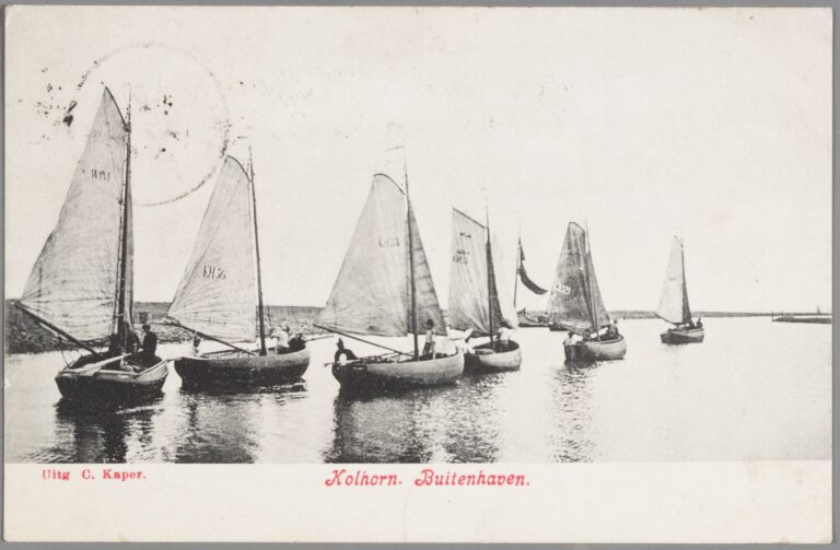 Staverse jollen verlaten onder volle zeil de Kolhornse buitenhaven om te gaan vissen. Datering rond 1900 – 1909. Bron: Beeldbank Zuiderzeecollectie