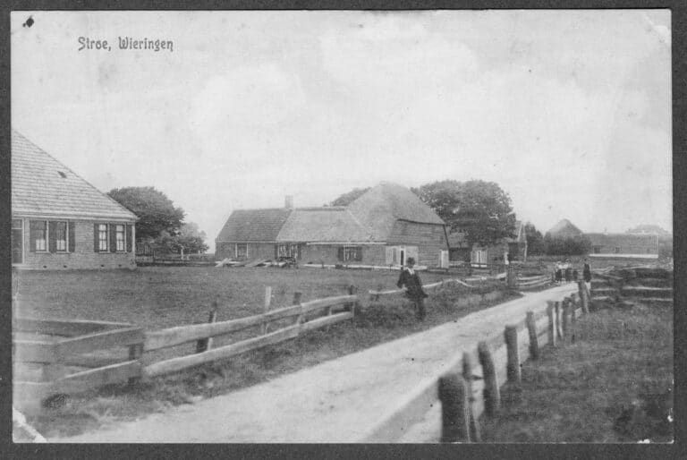 Wieringerboerderij op Stroe met houten erfafscheidingen. Bron: Beeldbank Zuiderzeecollectie