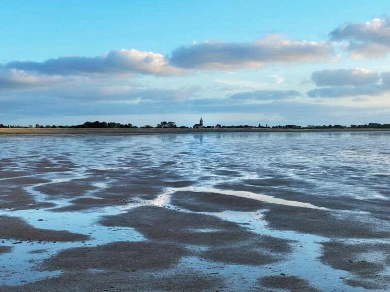 Het Wad met uitzicht op de kerk van Oosterland. Bron: Beeldbank Gemeente Hollands Kroon