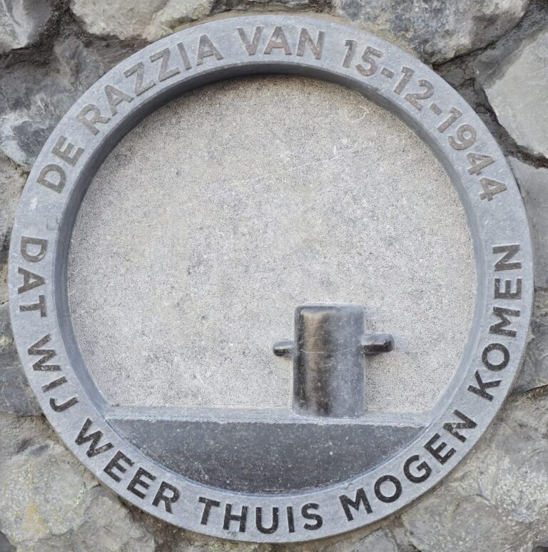 Teksttegel voor Razzia monument Den Oever. Bron: Beeldbank Gemeente Hollands Kroon