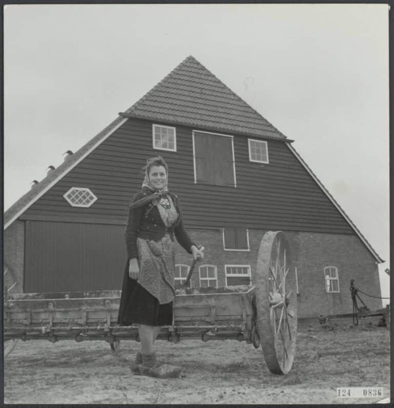 Boerin poseert bij Wieringermeerboerderij rond 1950. Bron: Nationaal Archief