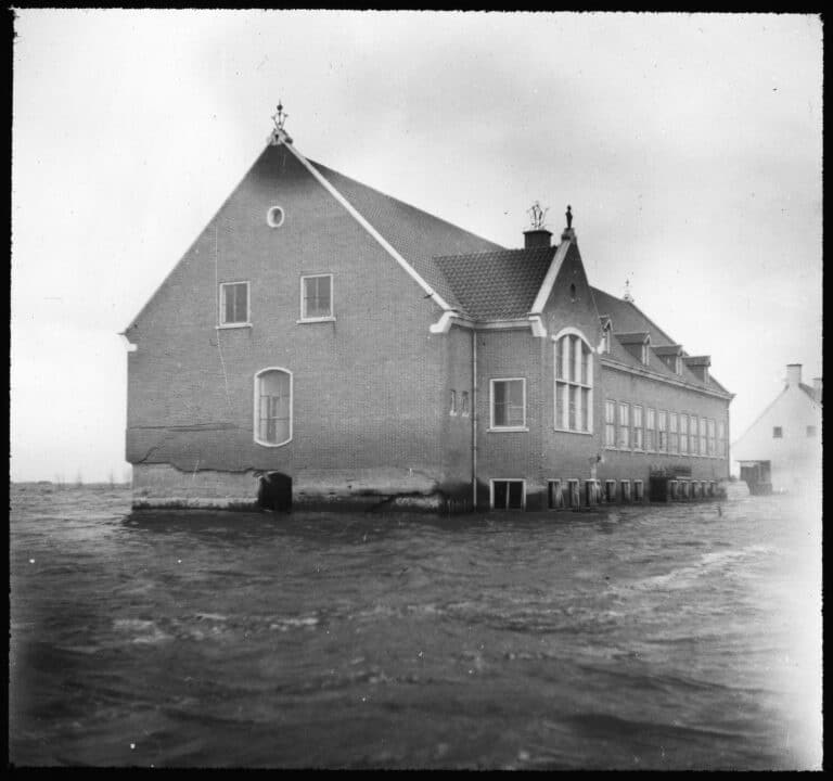 Domeinkantoor tijdens de onderwaterzetting van de Wieringermeerpolder in 1945. Fotograaf Willem Verkerk. Bron: Beeldbank Zuiderzeecollectie