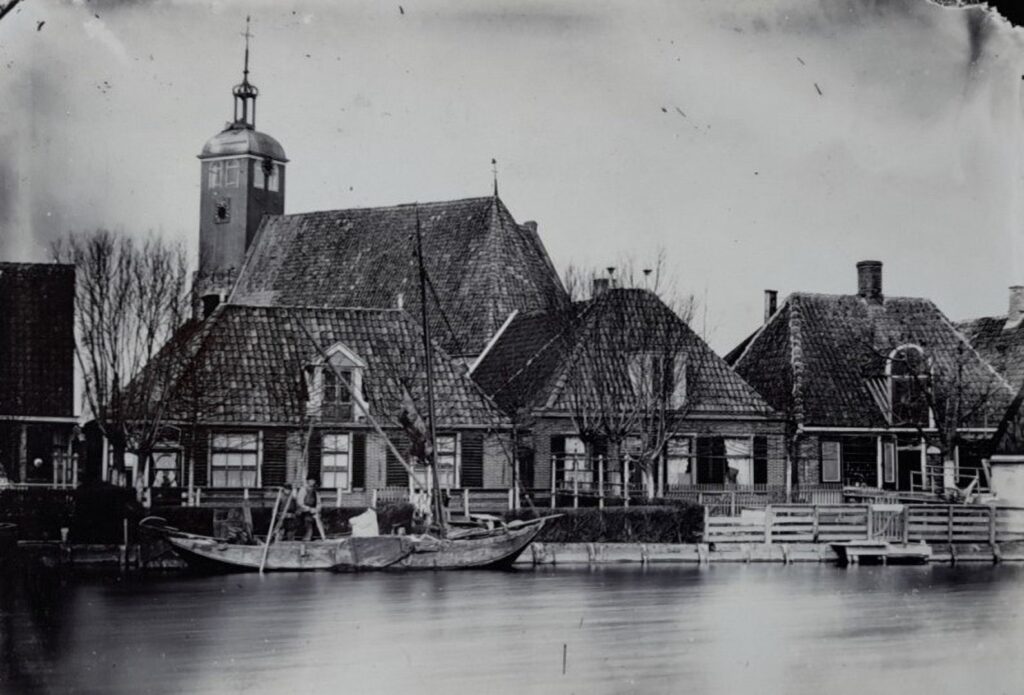 Kolhorn ± 1860, schip met spriettuig ligt bij de bakkerij van Bas van der Aarde. Het schip is een zogeheten “snik”