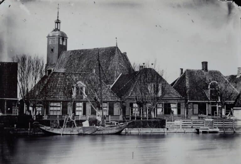 Kolhorn ± 1860, schip met spriettuig ligt bij de bakkerij van Bas van der Aarde. Het schip is een zogeheten “snik”
