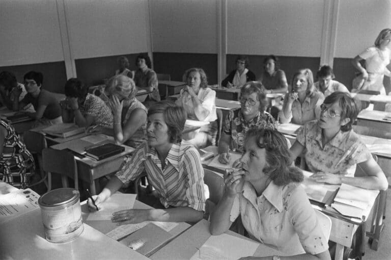 Schoollokaal met volwassen vrouwen, eerste MAVO in Middenmeer. Fotograaf Bert Verhoeff. Bron: Nationaal Archief.
