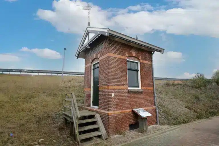 Peilschaalhuisje aan de haven - Den Oever